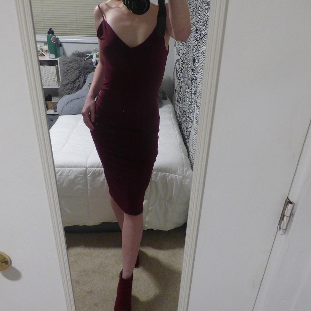Spagetti strap tight maroon dress